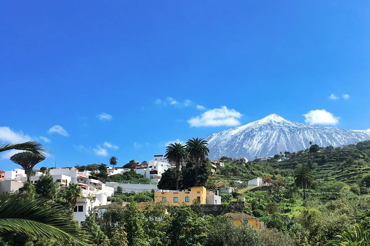 Bild zeigt ein Bergdorf auf Teneriffa. Im Hintergrund sieht man den Pico del Teide.