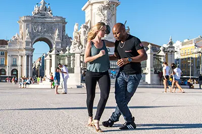 víaDanza Kizomb-Trainer Tony Gomes mit Tanzpartnerin auf einem großen Platz in Lissabon