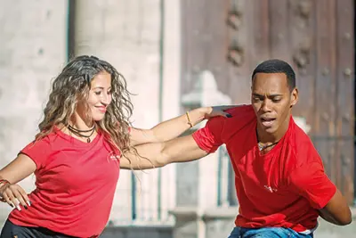 Salsa Tanzpaar auf einem Platz in Havanna