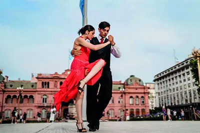Tango Tanzpaar auf dem Plaza de Major in Buenos Aires