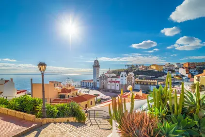 Dorf auf Teneriffa, im Hintergrund das Meer
