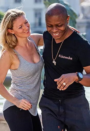 Kizomba Trainer Tony Gomes mit Tanzpartnerin auf einer víaDanza Tanzreise in Lissabon.