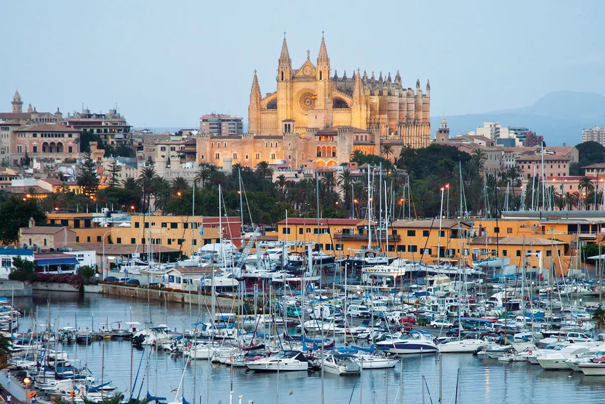 Blick auf den Yachthafen und die Skyline von Palma de Mallorca