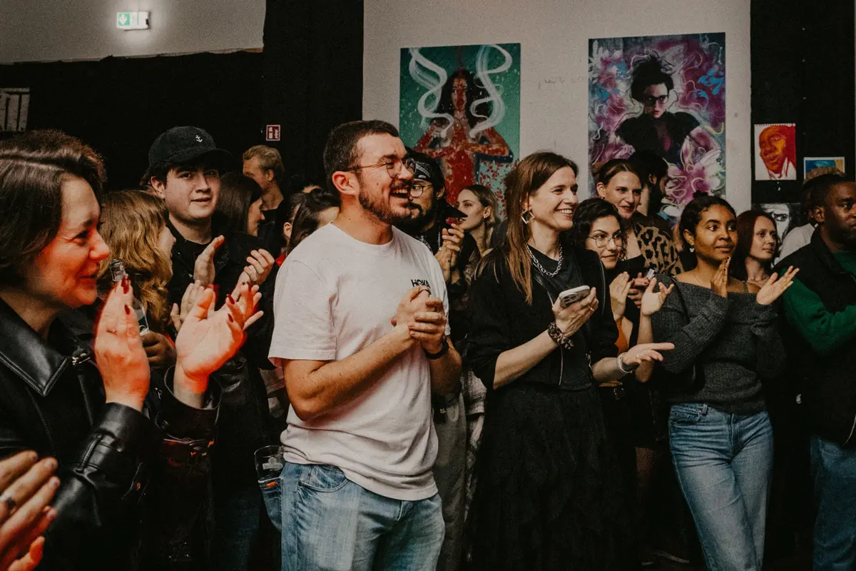 Klatschende und lachende Menschen in einer Berliner Galerie - Konzert -